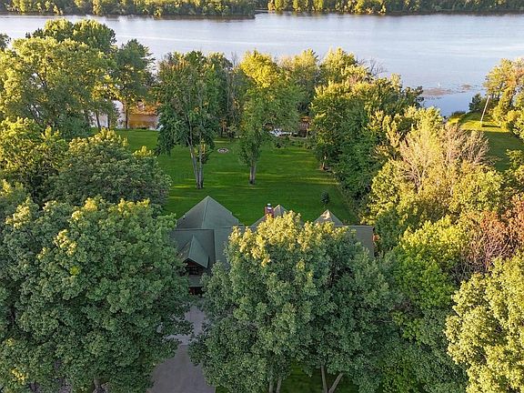 2nd image of 4689 Lake Dr