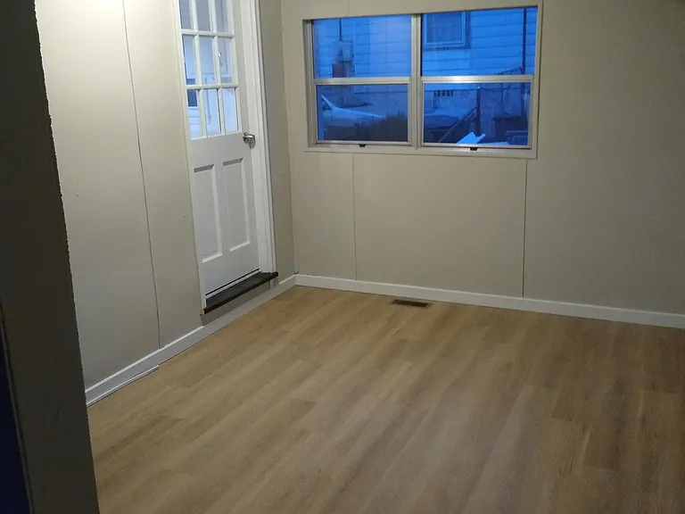 1627 Browns Ave — Photo 6