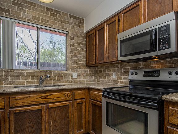 2nd image of 2833 N Estrella Ave