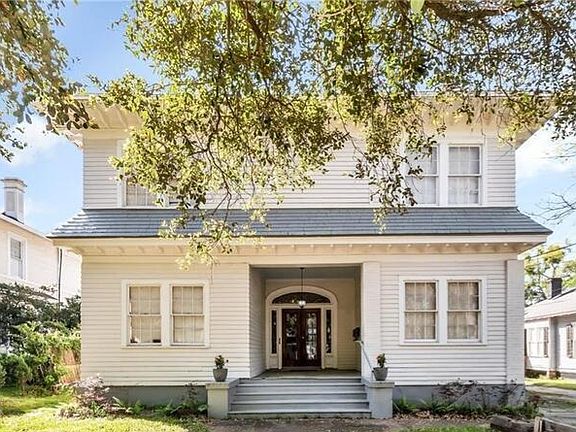 Apartment is a great location in Midtown, just 2.2 miles from Dauphin Street's Downtown beginning.