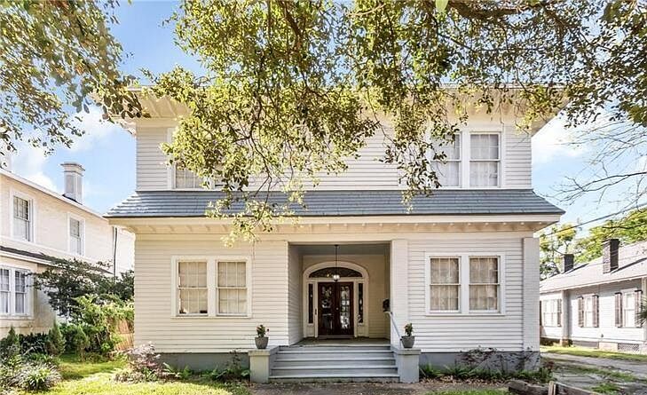 Apartment is a great location in Midtown, just 2.2 miles from Dauphin Street's Downtown beginning.