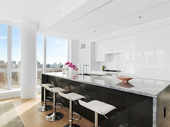 4th image of 400 Park Ave S #24C