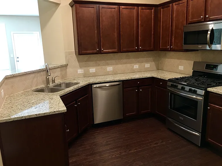 1055 Hampton Oaks Dr — Photo 10