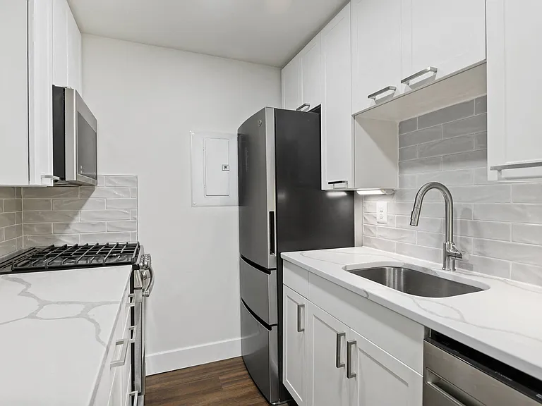 Junior 1BR with Hardwood Floors