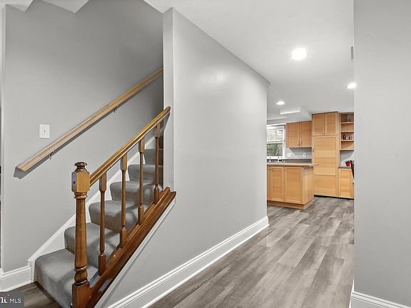 3rd image of 129 Regent Dr
