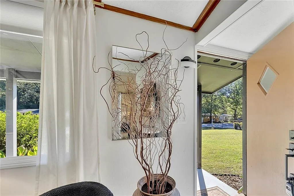 3 bed, 1.0 bath, 1008 sqft, $4,000 — Photo 4