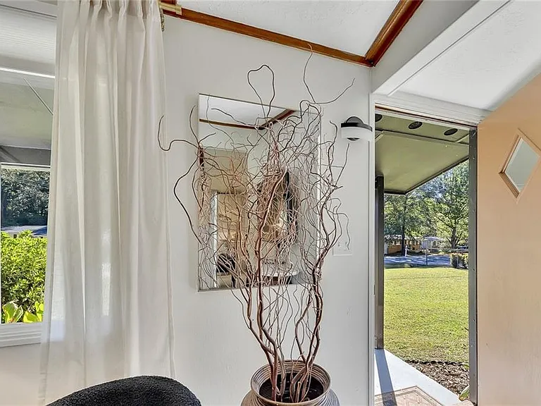 111 Robinhood Dr — Photo 4