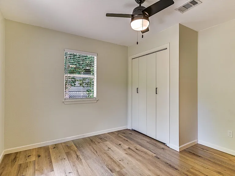 2408 E 9th St — Photo 10