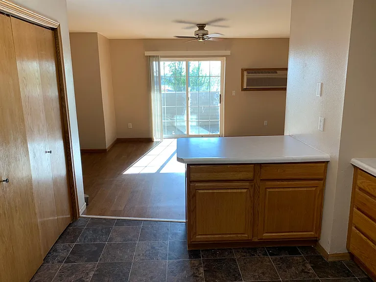 440 Iris Ct — Photo 3