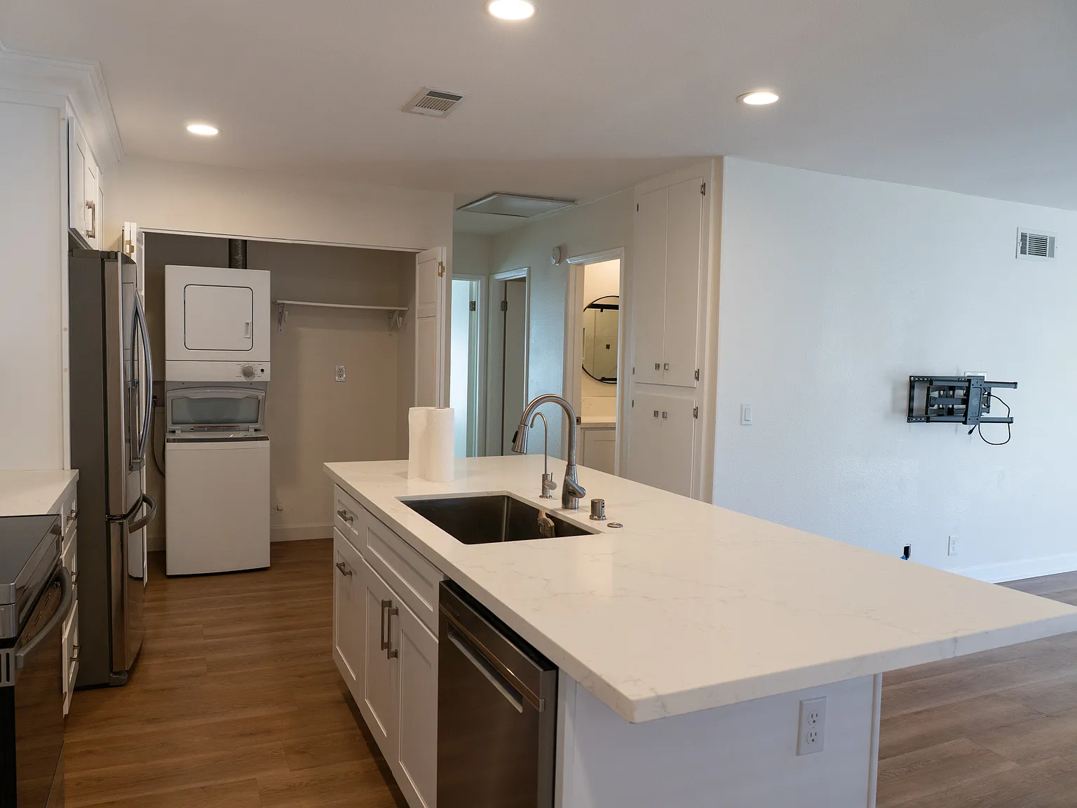 2 bed, 1054 sqft, $3,500 — Photo 4
