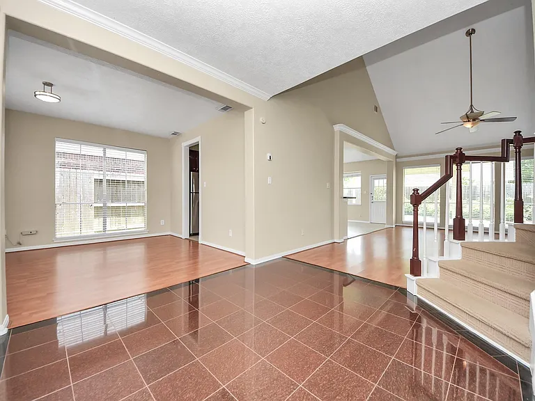 435 Leisure Dr — Photo 6