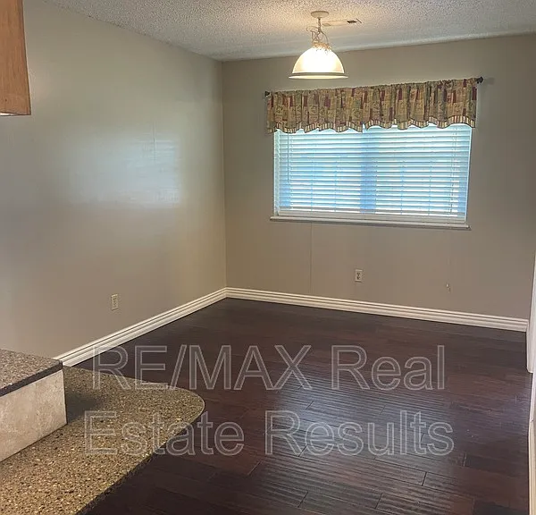 1810 Crouch St — Photo 9
