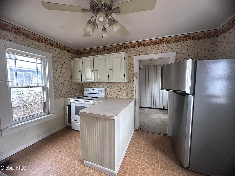 5th image of 305 Oak Street