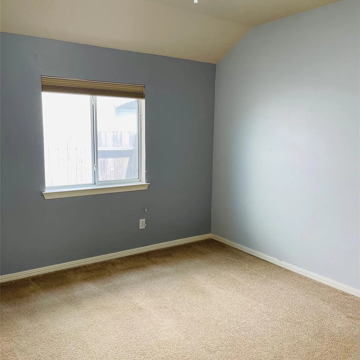 4 bed, 2.0 bath, 2500 sqft, $2,760 — Photo 2