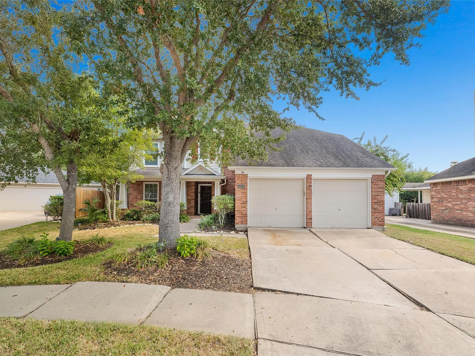 4 bed, 2.5 bath, 2561 sqft, $2,200 — Photo 2