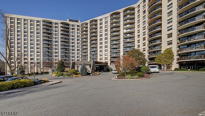 1st image of 2 Claridge Dr #1GW