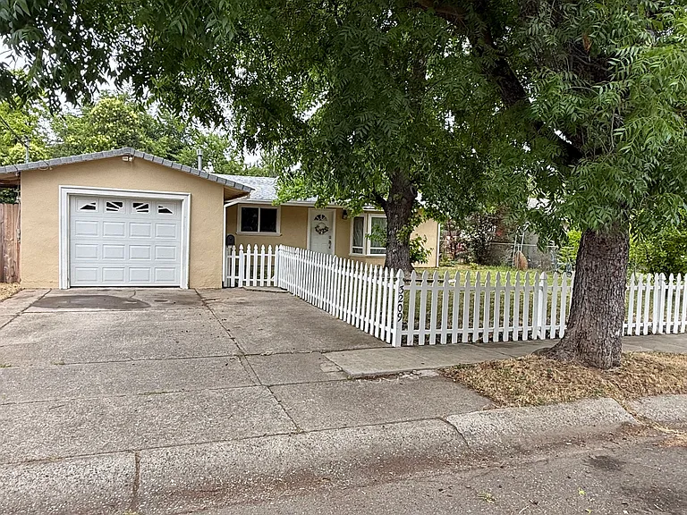 3209 Sharon Ave — Photo 2