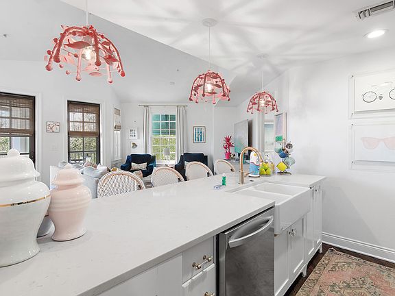 4th image of 34 N Barrett Sq APT 3D