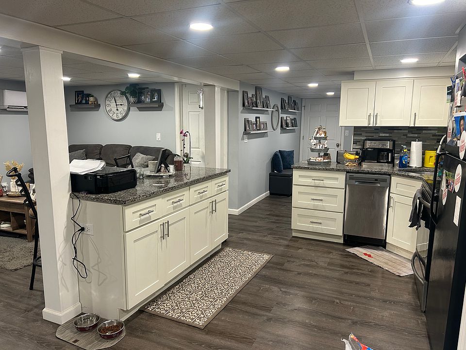 Open floor plan Livingroom ,Kitchen with Granite center island