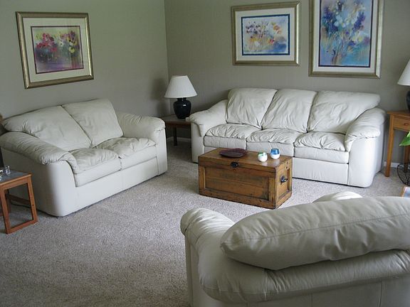 living room w/bay window