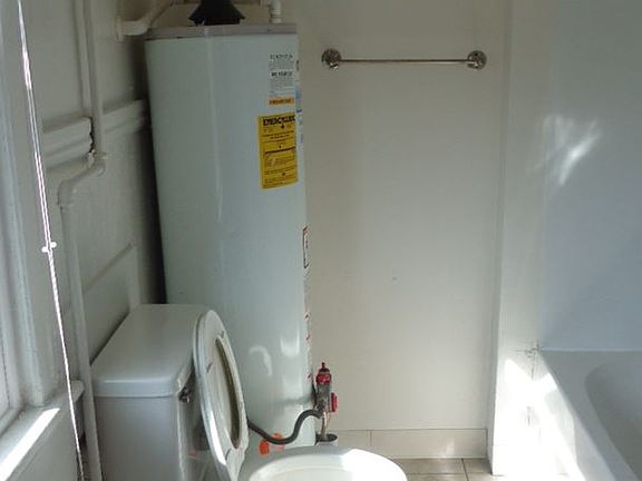 5th image of 120 7th St APT 3