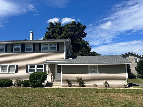 52 Honeysuckle Dr Unit 52, Chicopee, MA 01022