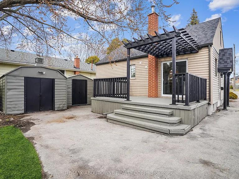96 Mohawk Rd E — Photo 6