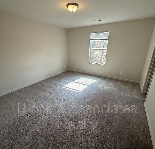 1492 Oriole Dr — Photo 9