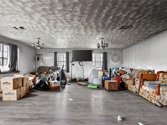 4th image of 153 Louise Ln