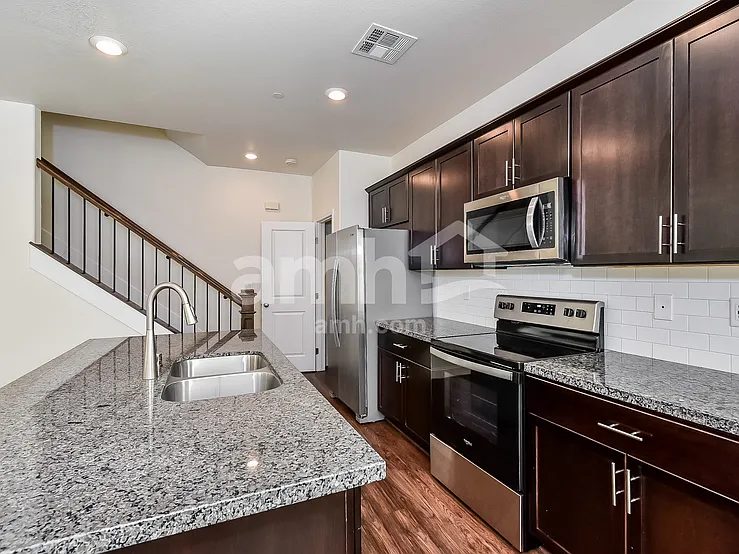 4 bed, 3.0 bath, 2211 sqft, $2,555 — Photo 4