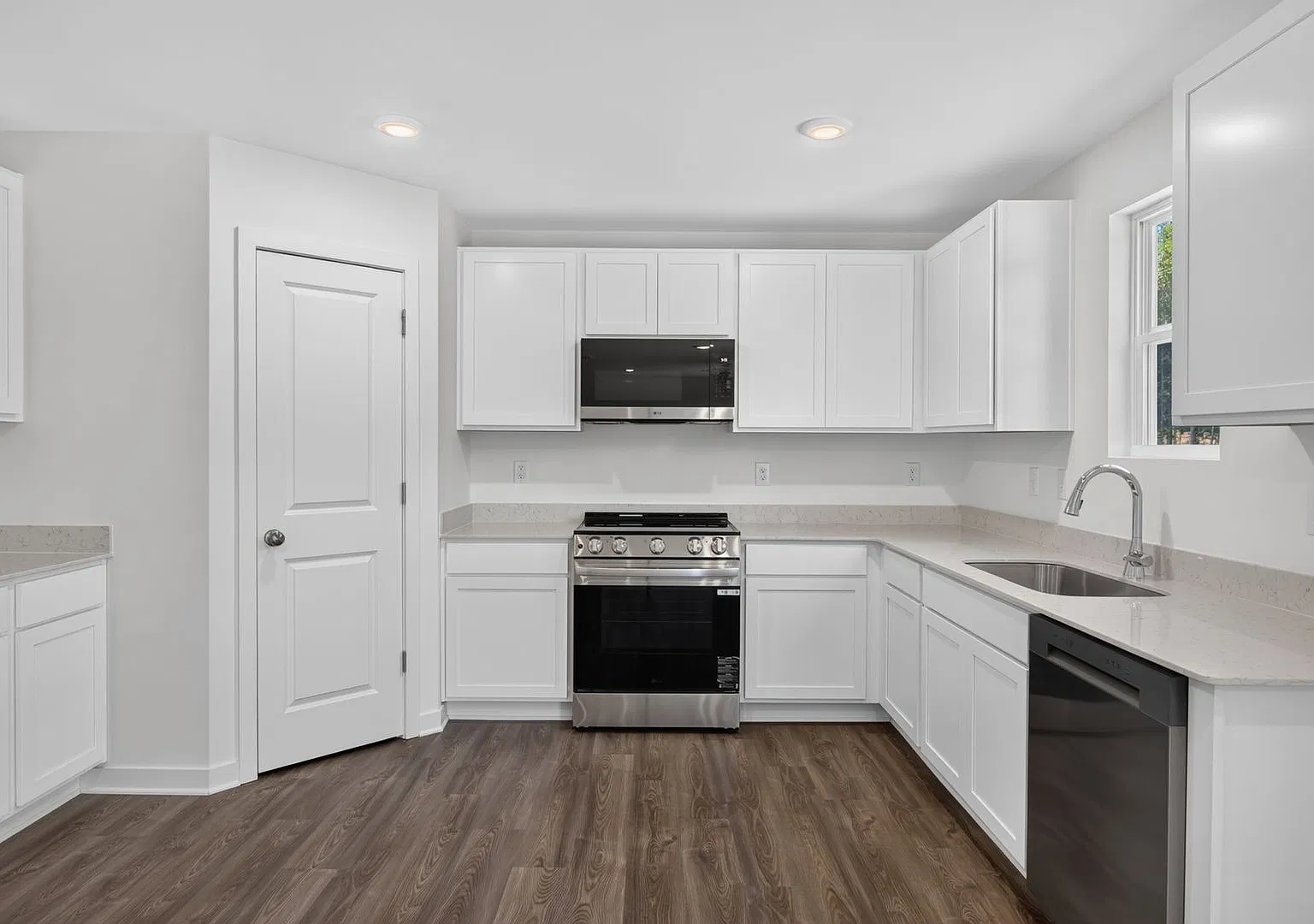 4 bedroom new construction house! — Photo 1
