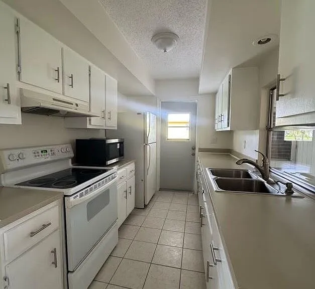 738 SW Ravenswood Ln — Photo 6
