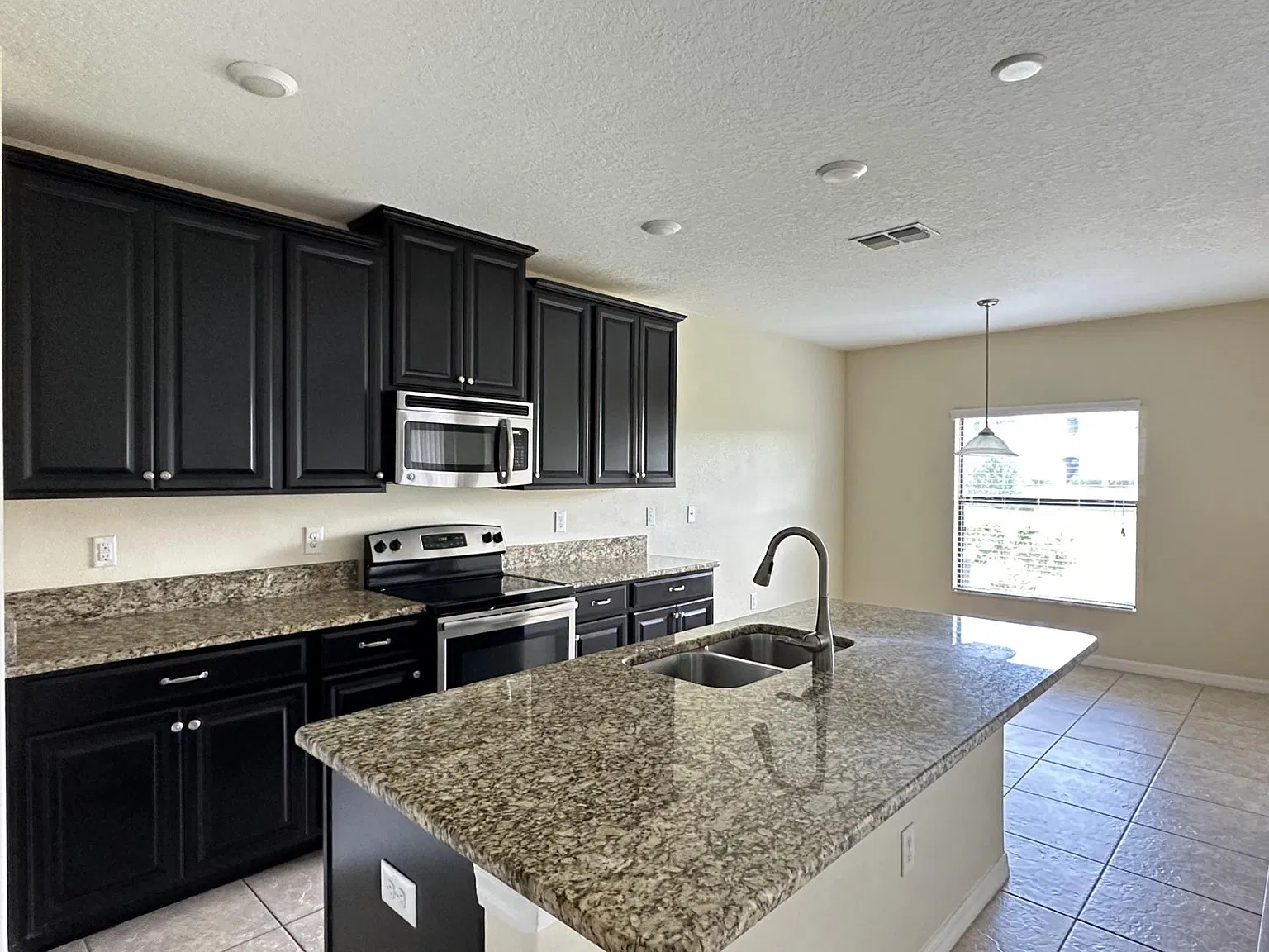 4 bed, 2.5 bath, 2109 sqft, $2,510 — Photo 2