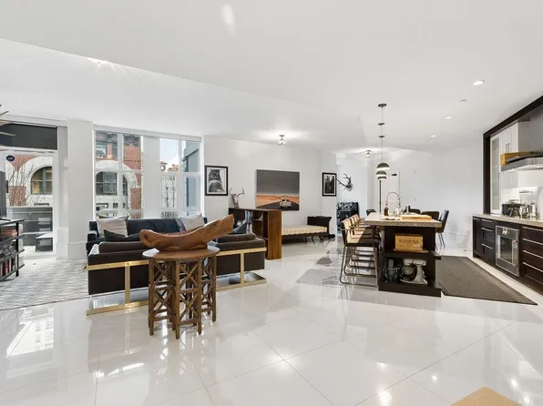 1102 Hornby St #304, Vancouver, BC V6Z 1V8