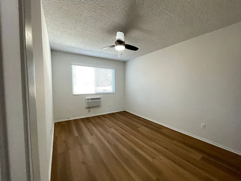 15925 Victory Blvd — Photo 18
