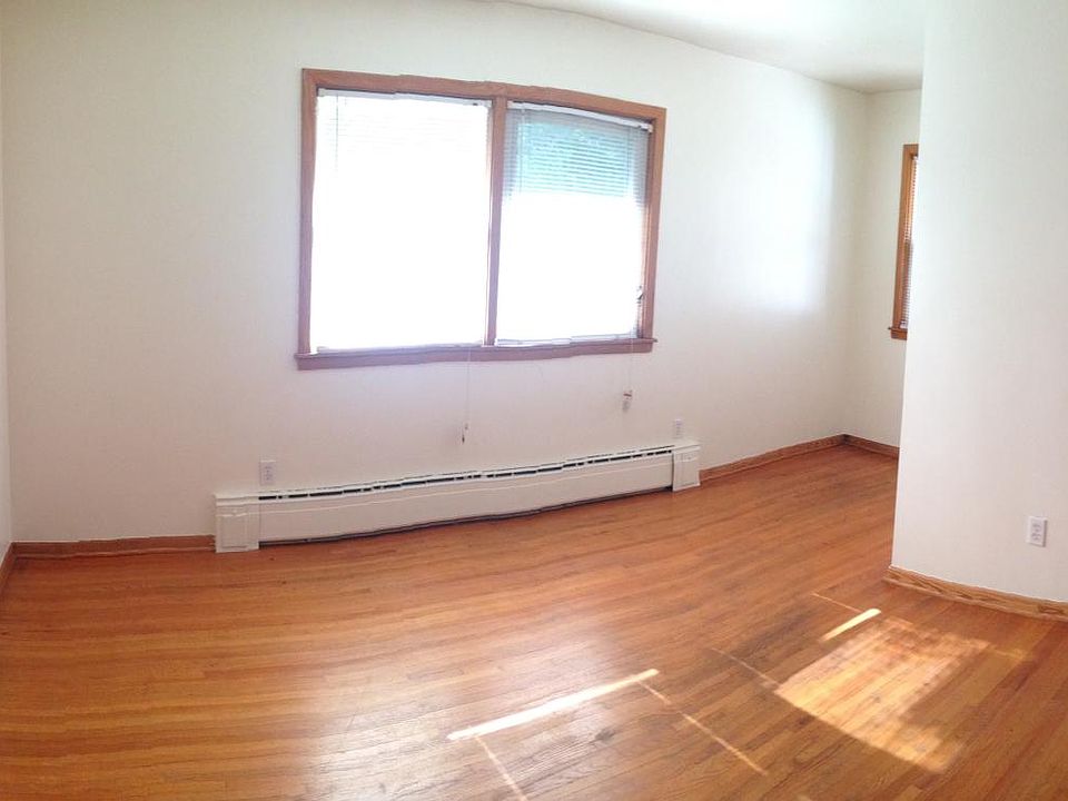 2nd image of 2076 Como Ave APT 5