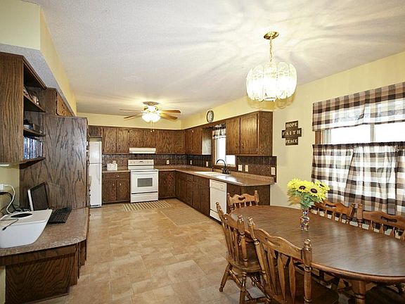 4th image of 609 W Hall Ave