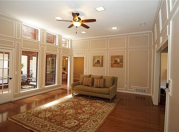 4th image of 3324 Overland Dr