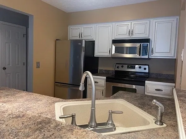 2 bed, 1.5 bath, 1091 sqft, $2,300 — Photo 2