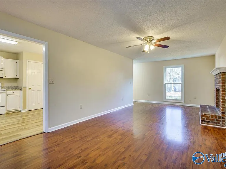 124 Suffolk Dr — Photo 2