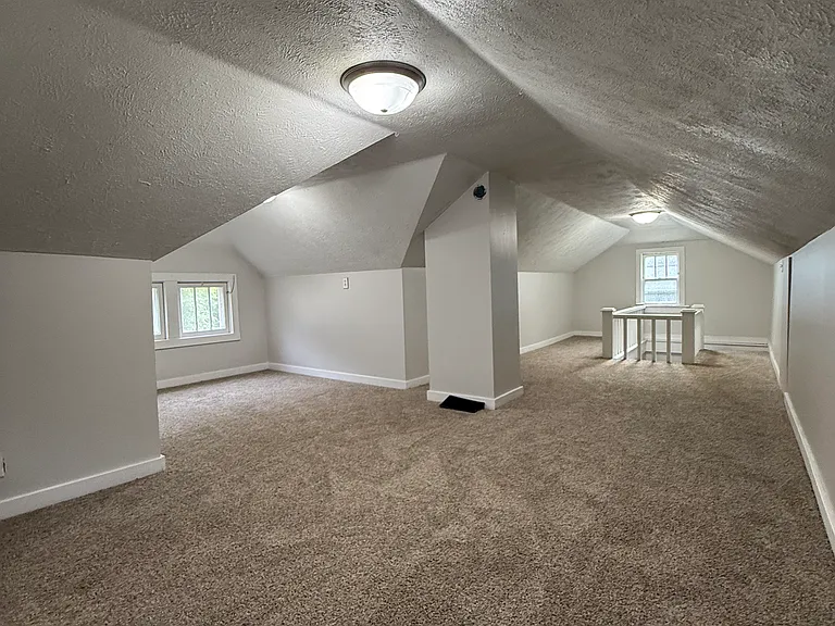 480 Houston Ave — Photo 12