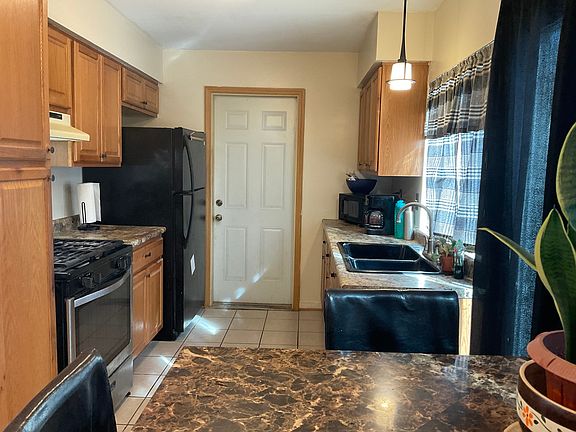 2nd image of 240 Oakridge Ct