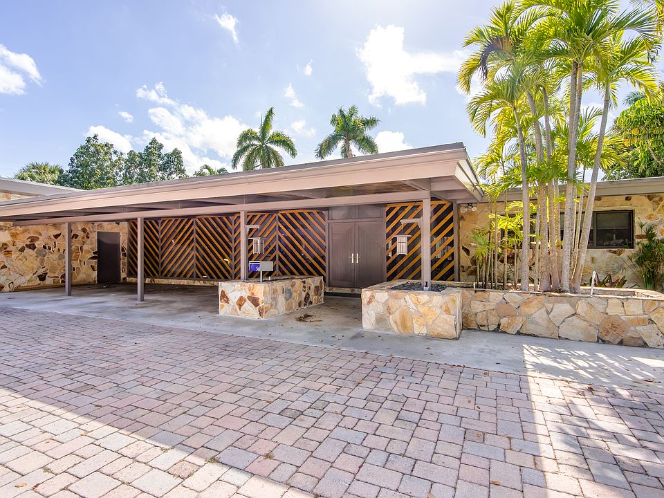 Exterior - 3 car garage 