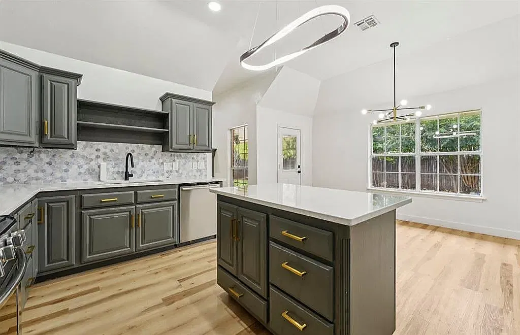 4 bed, 1911 sqft, $1,995 — Photo 4