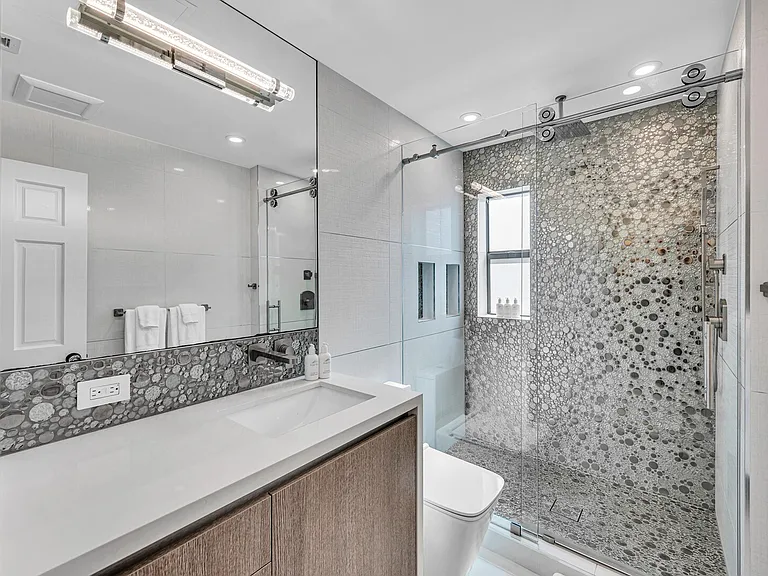Poinciana Dr — Photo 32