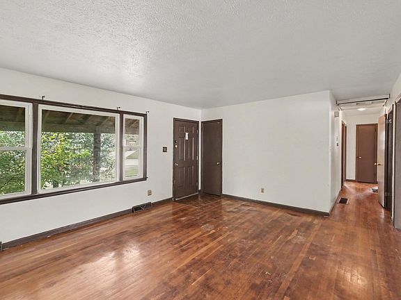 3rd image of 389 Spring Station Ct