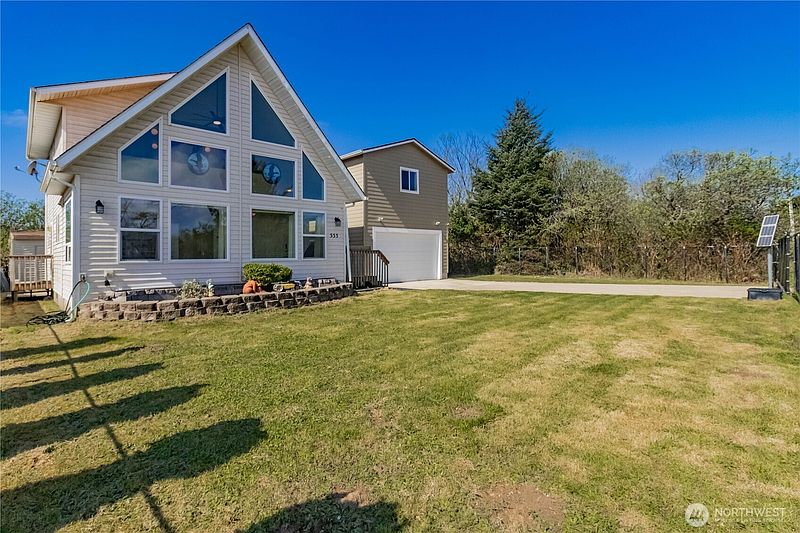 3rd image of 555 Ensign Avenue NW