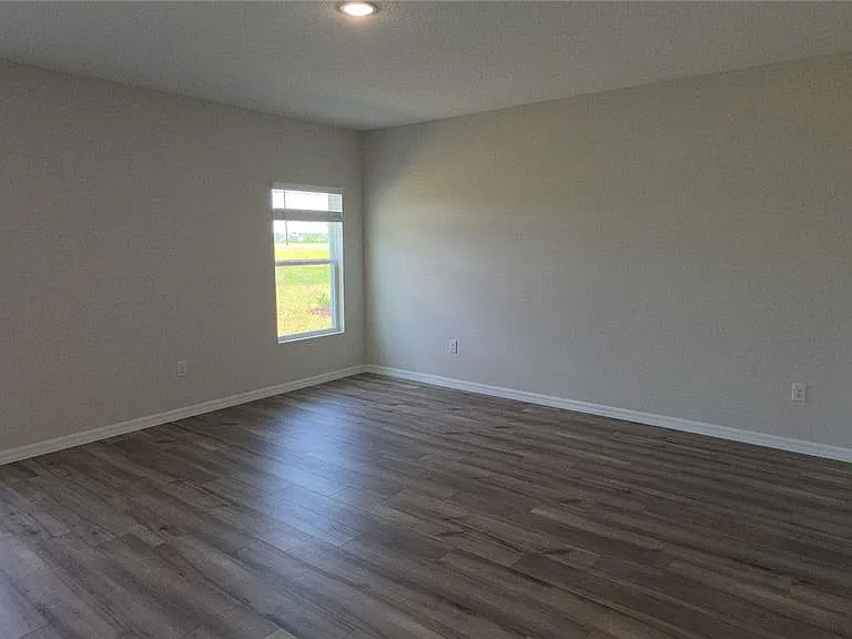 36741 Thornhedge Dr — Photo 3