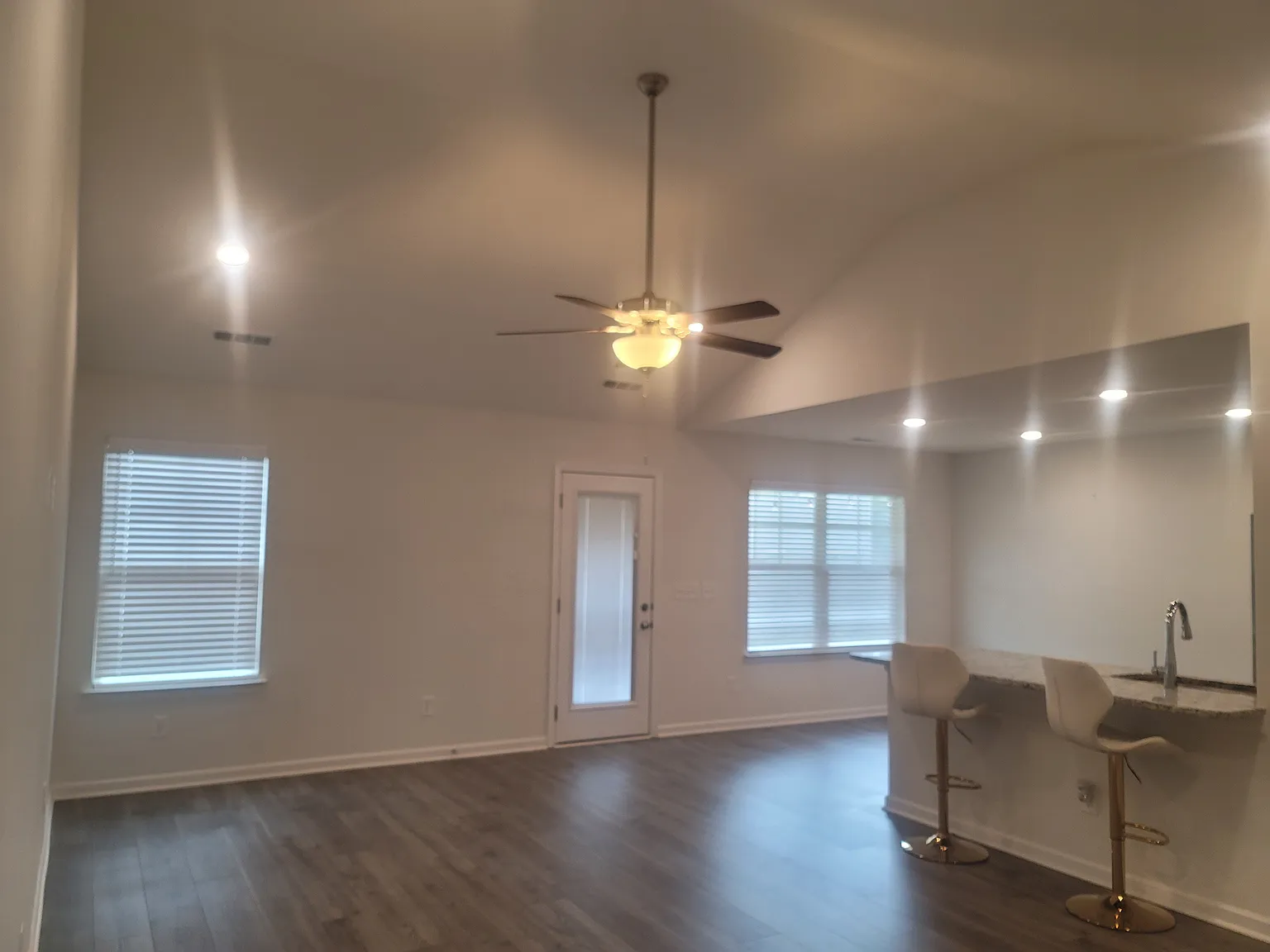 3 bed, 1256 sqft, $2,200 — Photo 3