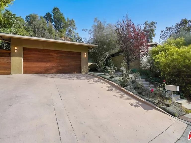 1700 San Ysidro Dr — Photo 2